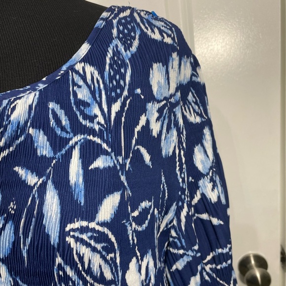 Floral&Ivy Elegant Blue and White Floral Tunic Top Size 1X CB-20 - Picture 3 of 8